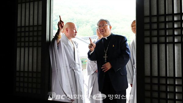김희중 대주교 "사랑과 자비의 정신으로 평화 위해 협력하자"