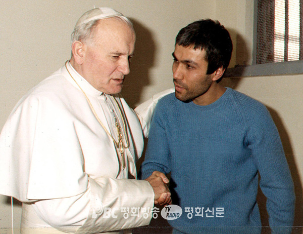 [화제] 1981년 교황 저격범 알리 아그차 "사제가 되고 싶다" 밝혀