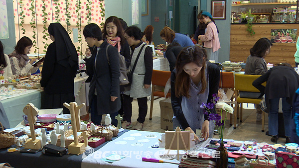 [인터뷰] 장원석 신부 "청년 작가들에게 힘을 주는 평화마켓"