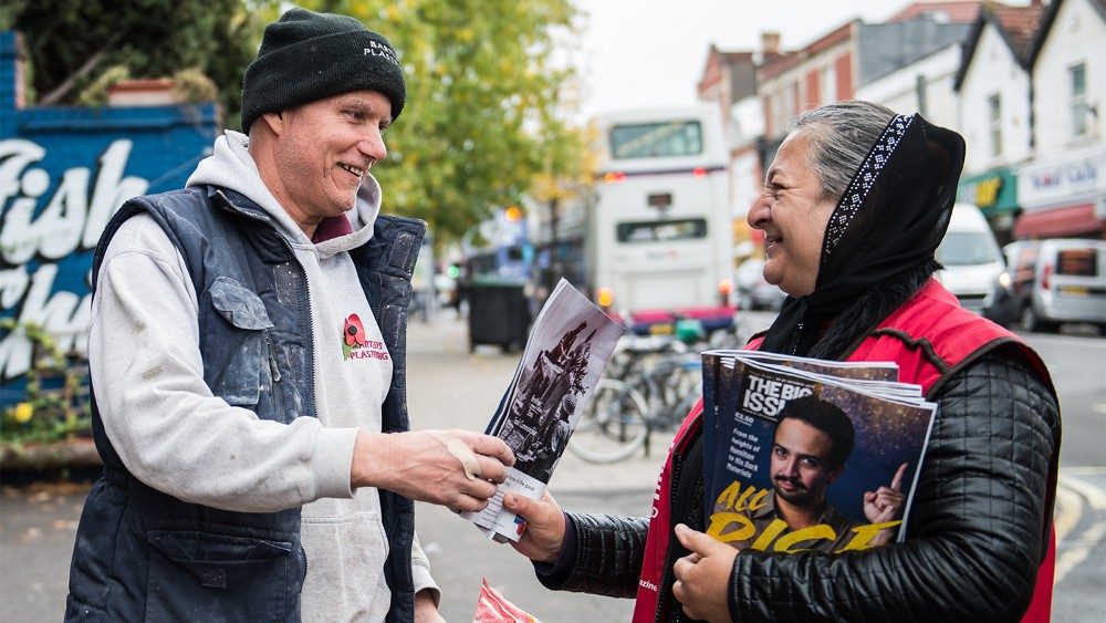 교황, 코로나19로 위기 맞은 무료 신문 판매자들과 연대