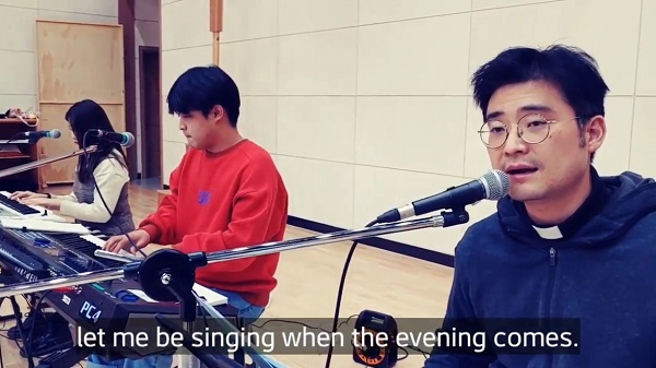 [인터뷰] 이성웅 신부 "여기 접속하면 신앙 쑥! 영어실력 쑥!"