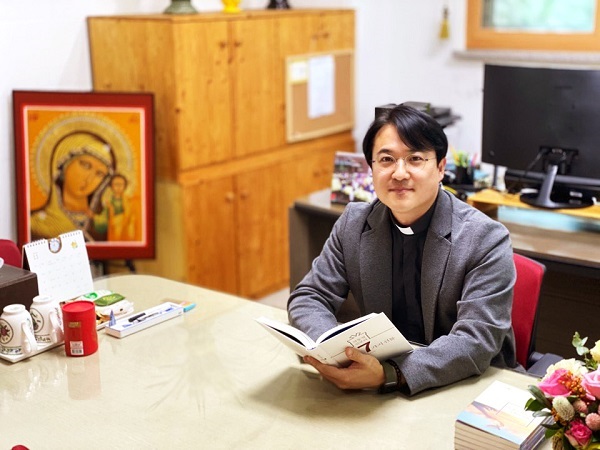 [인터뷰] 김상인 신부 "우리를 향한 주님의 사랑 깨달으며 기도와 실천을…"