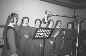 세상의 길목에 \'노래\'라는 이정표 세워