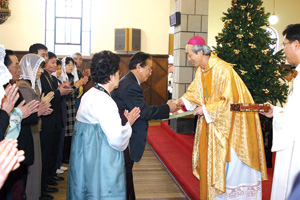 청주교구, 13가정에 교구장 성가정 축복장 수여