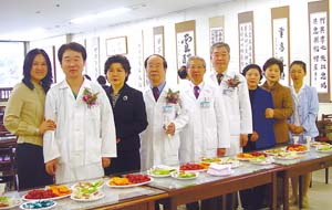 은은한 묵향, 병실 소독양 냄새 지우다