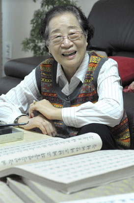 붓글씨로 성경 정성스럽게