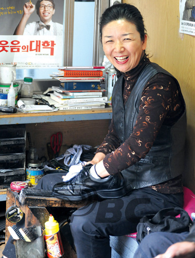 구두 한 켤레에 '손때 묻은 사랑'