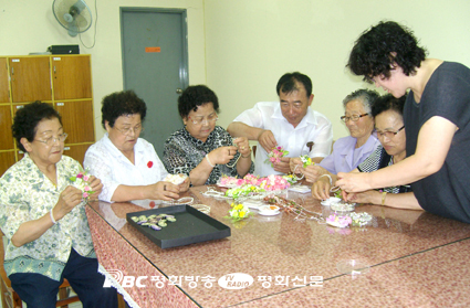 울산 방어진본당 노인대학생들 비누, 묵주 등 만들어 판매