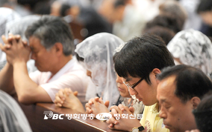 [성경 속 상징](84) 기도- 다른 사람 돕는 방법으로 사용