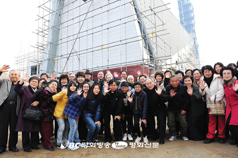 "올 성탄 선물은 새 성당이죠"