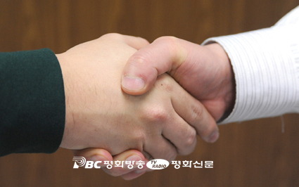 [성경 속 상징] 99- 악수- 상대를 안심시키는 호의적 표현