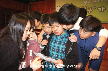 둘러봐, 네 곁에 우리 있잖아
