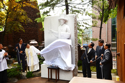 [공동체]서울 목5동본당, 김대건 안드레아 성인상 축복식 가져 