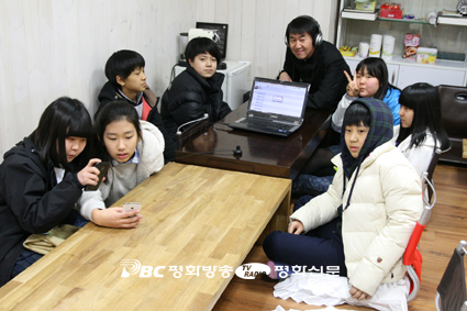 [문화] 팟캐스트 이용해 방송하는 사제들