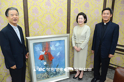 [나눔의 기적] 이용훈 주교 '십자가의 영광', 신혜선씨에게 1000만 원 낙찰