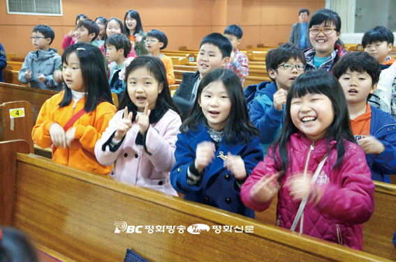 퇴임 교사들과 교류·참신한 교재가 '비결'