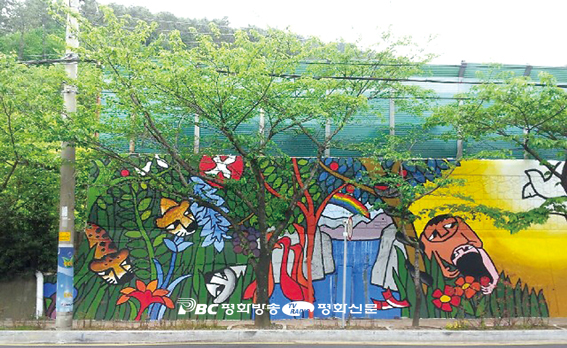 60m 길이 성화가 성당 담벼락에 