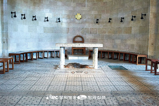 빵 다섯 개와 물고기 두 마리로 오천 명을 먹이시다