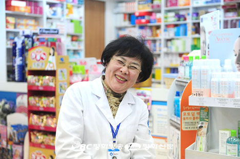 약국 찾아온 노숙인에게 밥해주는 약사
