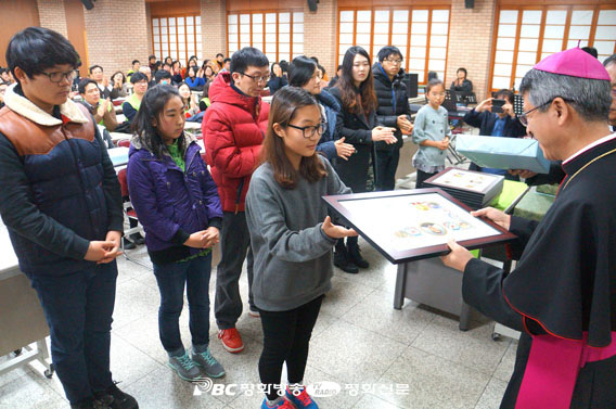 성경 완필 청소년 '이스라엘 성지순례' 선물