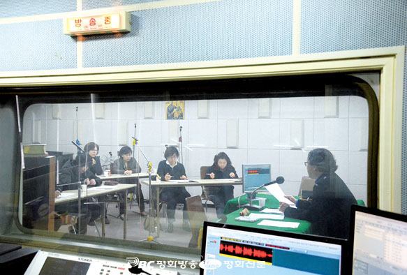오픈 스튜디오로 진행하는 평화방송 라디오 '교회음악으로의 초대' 