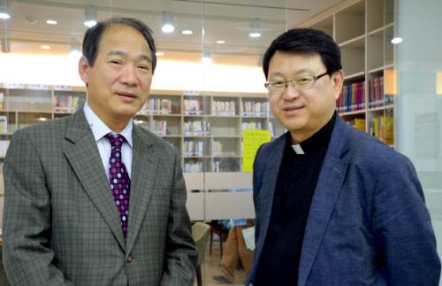 가톨릭독서콘서트 기획한 김민수 신부와 김정동 회장