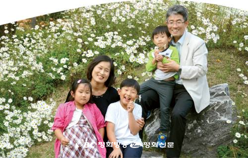 “현관문을 열면 여덟 아이, 행복이 달려와 안겨요”