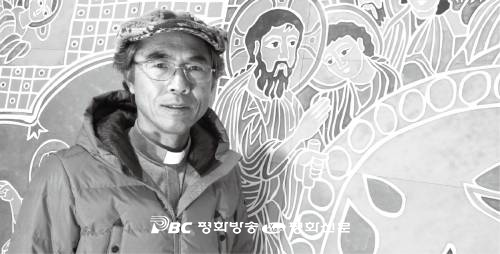 타일조각에 영성 불어넣는 ‘돌연변이’ 사제 조각가