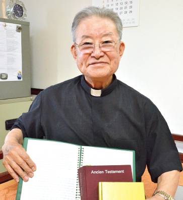 원로사제의 열정… 불어·영어 성경 완필