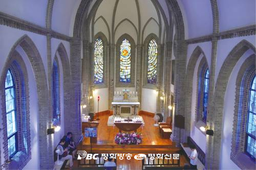 낡은 유리화에 생명의 숨결을 불어넣다