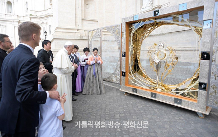 남양성모성지에 설치될 제대, 교황이 축복하다 