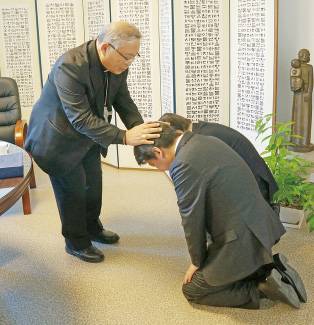 염수정 추기경, 안철수 대표 예방받아 ...안철수 대표의 세례 축하하며 안수
