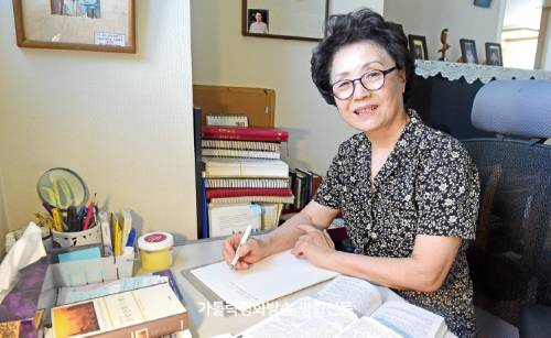 영어 성경 꾹꾹 눌러쓰며 신앙도 쑥쑥 자라나