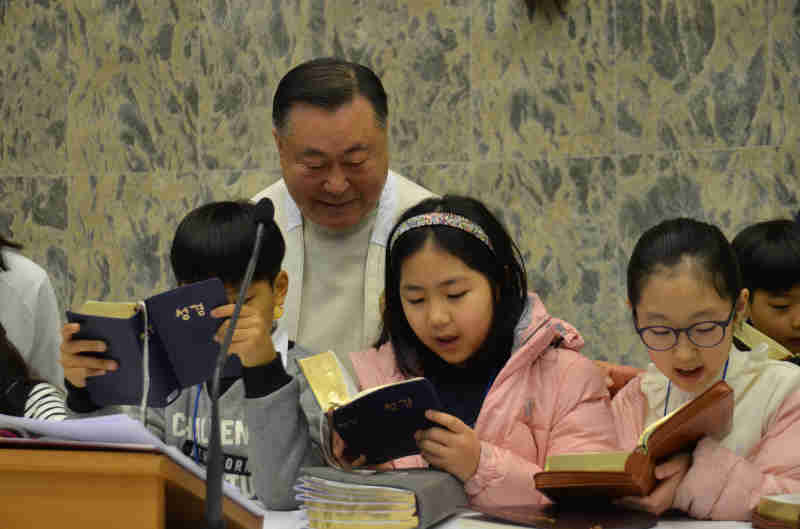 “눈높이 맞춘 교리 수업에 성경 쉽게 읽어요!”
