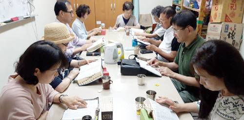 매일 복음 쓰기 100일 여정… 모바일로 영적 갈증 해소한 공동체