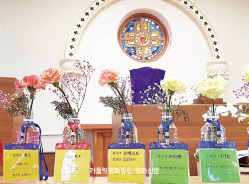 미사 참여하는 ‘꽃 신자’ 만개한 춘천 소양로본당