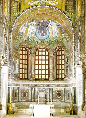 고개 들어 모자이크 보니 성경의 장면 장면 펼쳐져