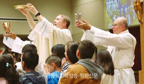 성찬 전례 감사 기도 마감하며 장엄하게 노래하다