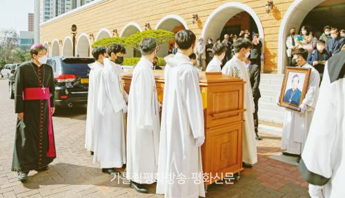 착한 목자 이문희 대주교 마지막 길 애도, 영원한 안식 기원하다