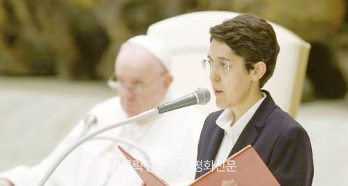 교황 인사말 낭독하는 여성 수도자