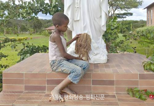 바나나 껍질 잘라 만든 꽃 성모님께 봉헌