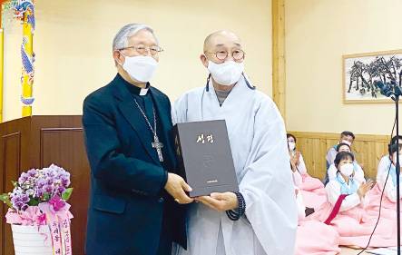 김희중 대주교, 부처님 오신날 기념 은해사 예방