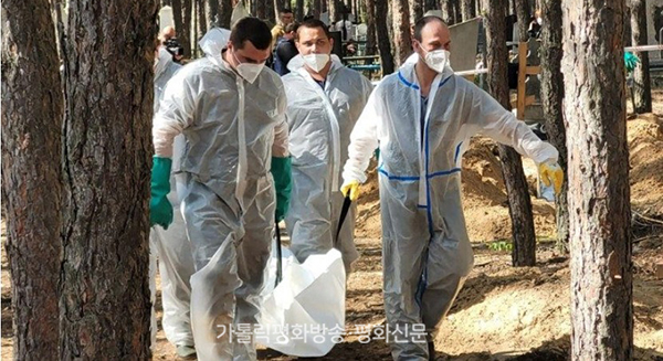교황청 애덕봉사부 장관, 우크라이나 민간인 매장지에서 고개 떨궈