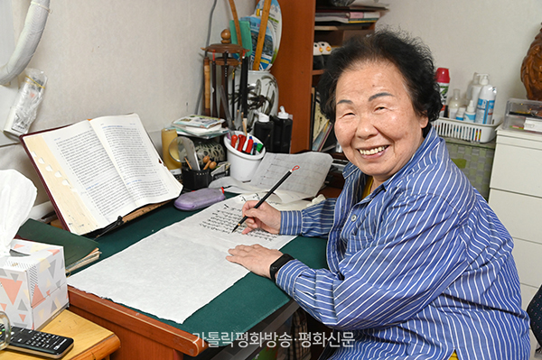 붓글씨로 성경 필사, 아프던 허리도 멀쩡! 손녀 신앙도 전수!