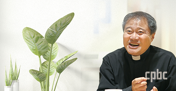 엄격하게만 느껴지는 수도원에서 펼쳐지는 시트콤 같은 일상